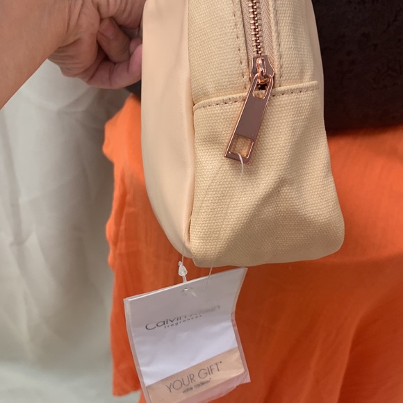 Calvin Klein cosmetic bag NWT - Picture 3 of 6